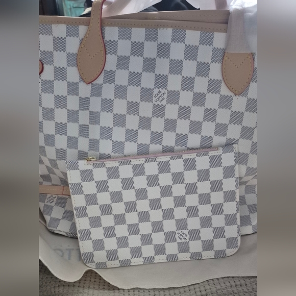 Elegant Checkered Never Full Tote And Clutch in Gray and White. Free Gifts! - Picture 3 of 16